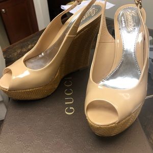 Gucci nude patent leather wedges size 39